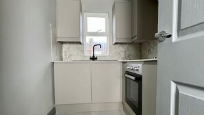 Coffee/tea maker, fridge, oven, toaster - Cozy, stylish central apartment: free parking (Galashiels)