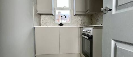 Kylskåp, ugn, kaffe- och tebryggare och brödrost