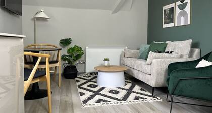 Stylish quiet Galashiels apartment:private parking