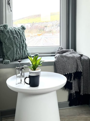 Stylish quiet Galashiels apartment:private parking