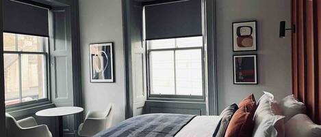 1 dormitorio, escritorio, tabla de planchar con plancha y wifi