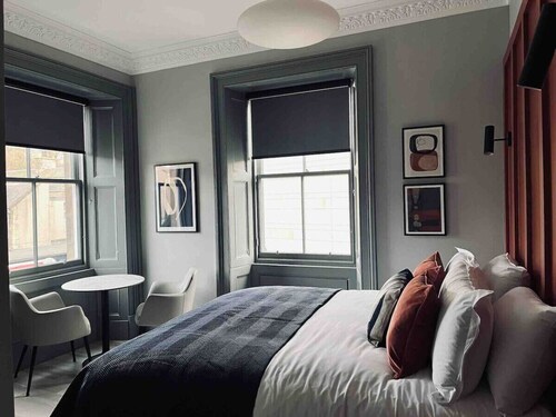 Boutique king bed studio, en-suite & kitchenette