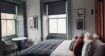 Boutique king bed studio, en-suite & kitchenette