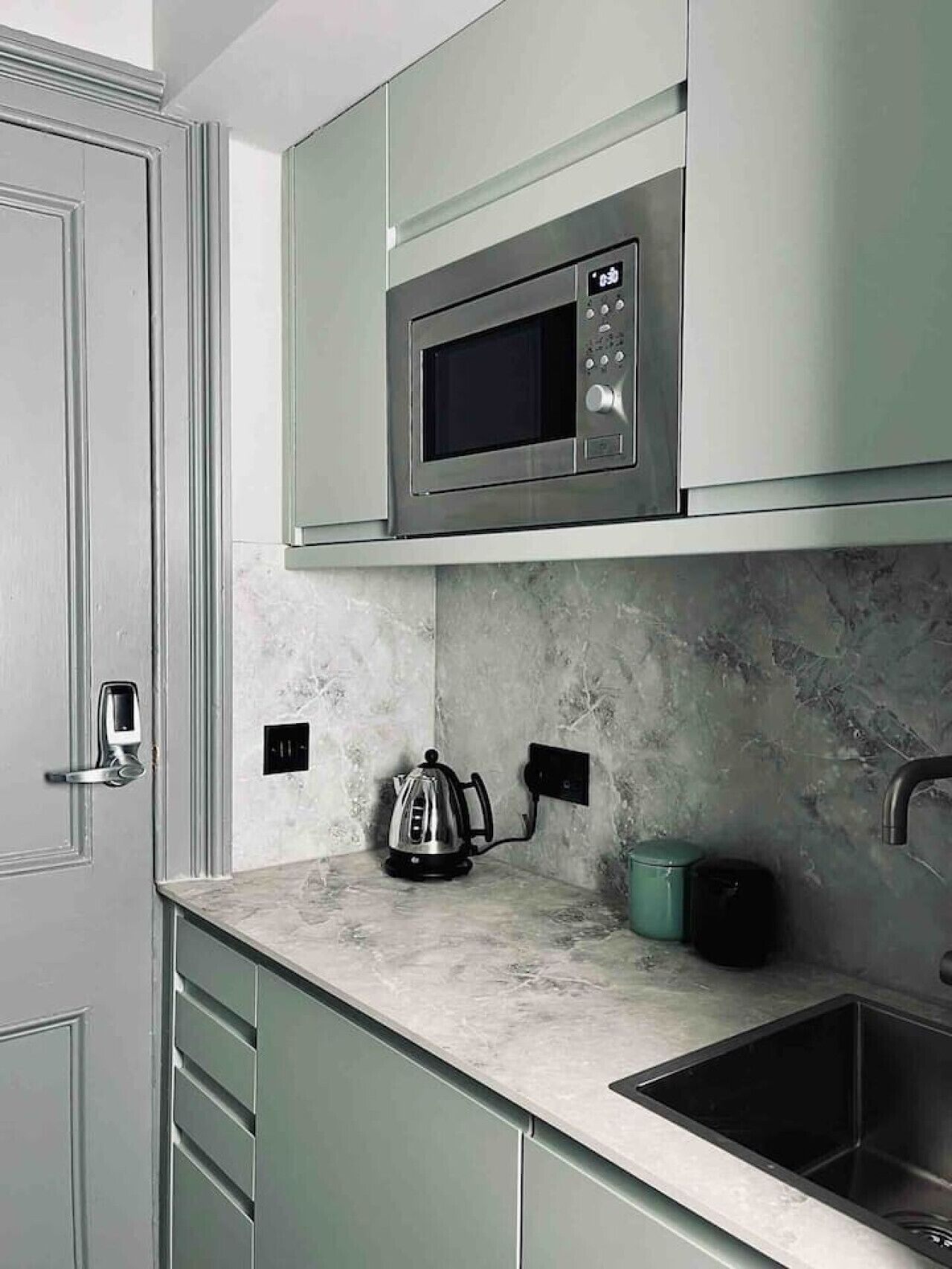 Refrigerador, microondas, placa de cocina, cafetera/tetera