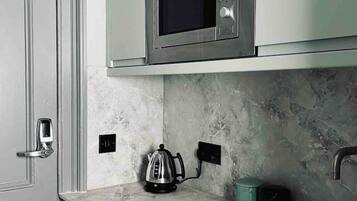 Jääkaappi, mikroaaltouuni, liesi, kahvin-/teenkeitin