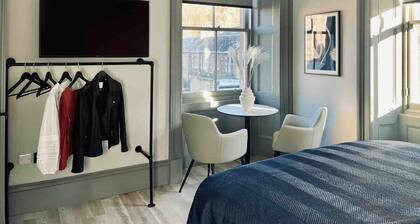 Boutique king bed studio, en-suite & kitchenette
