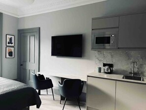 1 室のベッドルーム、デスク、アイロン / アイロン台、WiFi