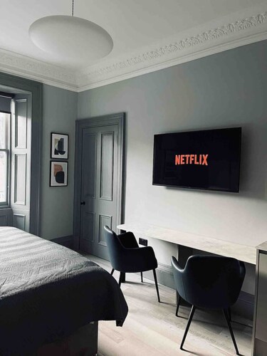 Boutique studio, twin beds, en-suite & kitchenette