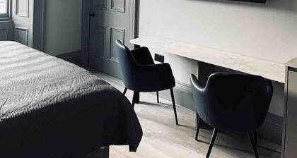 Boutique studio, twin beds, en-suite & kitchenette