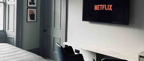 1 dormitorio, escritorio, tabla de planchar con plancha y wifi