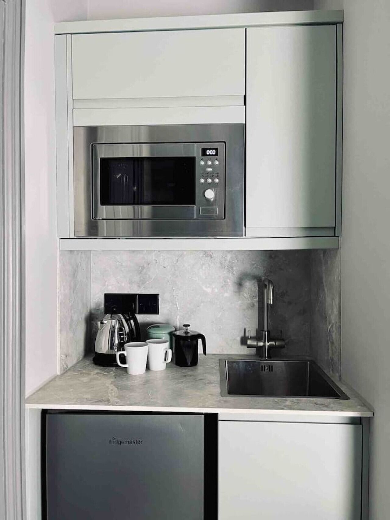 Refrigerador, microondas, parrilla de estufa y cafetera y tetera 