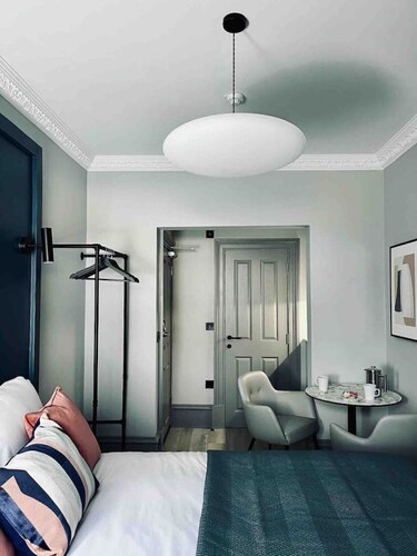 Boutique king bed studio, en-suite & kitchenette