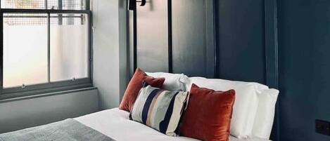 1 bedroom, desk, iron/ironing board, WiFi