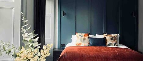 1 dormitori, escriptori, planxa i posts de planxar i wifi