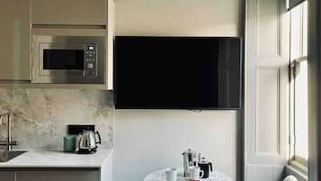 Kühlschrank, Mikrowelle, Herdplatte, Wasserkocher mit Kaffee-/Teezubehör