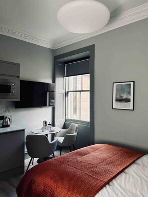 1 bedroom, desk, iron/ironing board, WiFi