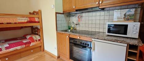 Een koelkast, een magnetron, een oven, een koffiezetapparaat/waterkoker