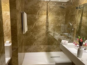 バスアメニティ (無料)、ヘアドライヤー、ビデ