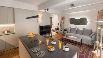 Appartement Design, 2 chambres | Coin séjour | TV connectée de 55 pouces avec chaßnes numériques