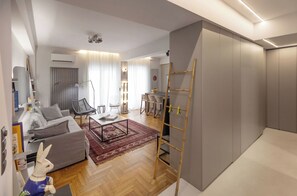 デザイン アパートメント 2 ベッドルーム | リビング エリア | 55 インチのスマートテレビ (デジタル放送視聴可)