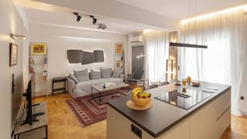 Appartement Design, 2 chambres | Coin séjour | TV connectée de 55 pouces avec chaßnes numériques