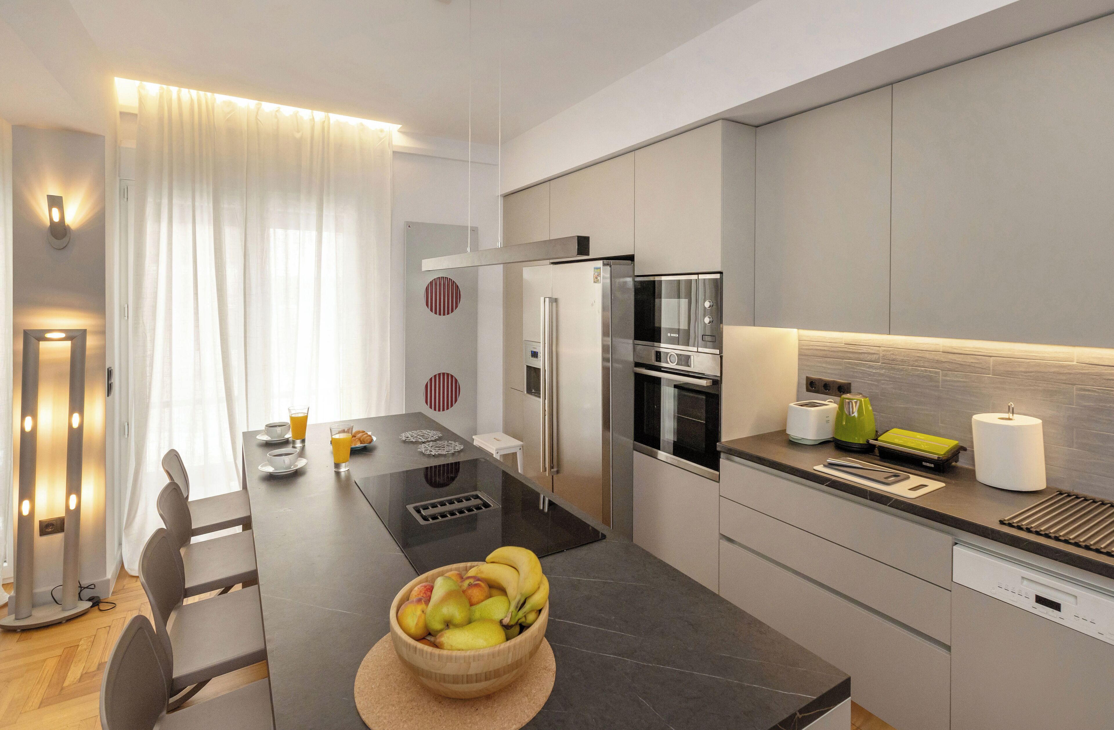 Appartement Design, 2 chambres | Cuisine privée | Grand réfrigérateur, micro-ondes, four, plaque de cuisson