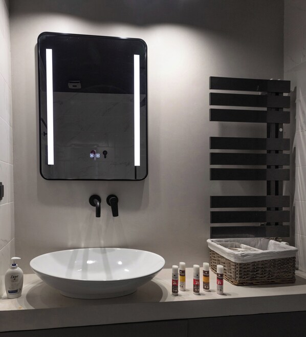 Bathroom - Well-designed apartment by the Acropolis (Athens)