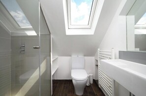 Douche, sèche-cheveux, serviettes fournies