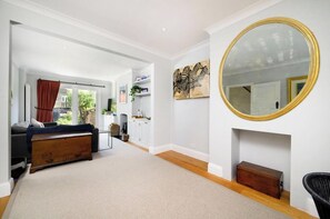 TV, fireplace, offices - Tranquil Urban Retreat in London (Greater London)