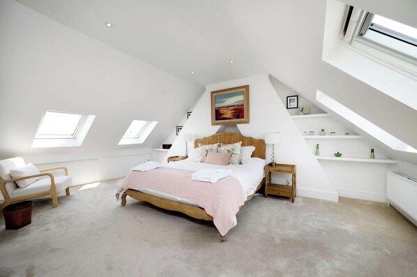 4 bedrooms, desk, iron/ironing board, WiFi - Tranquil Urban Retreat in London (Greater London)