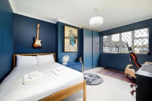 4 bedrooms, desk, iron/ironing board, WiFi