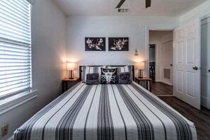 3 habitaciones, escritorio y tabla de planchar con plancha