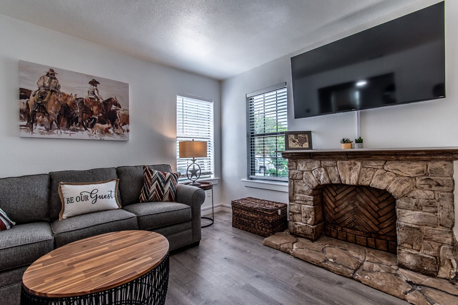 Una televisión, una oficina