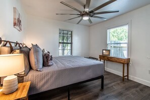 6 bedrooms, iron/ironing board, WiFi, bed sheets - Sleeps 18 - Seaside Serenity Dual Dwellings for Family & Frie (Corpus Christi)