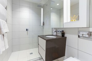 Lejlighed - 2 soveværelser | Badeværelse | Bruser, håndklæder, Sæbe, Shampoo