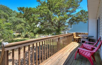 Beautiful 2BR 1.5BA House, Walk to the Beach, Dog Friendly, Sleeps 6