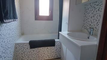 SĂšche-cheveux, serviettes fournies, papier toilette