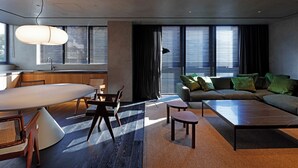 Un salon moderne avec un canapé, une table basse et un coin repas.
