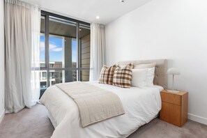 Two Bedroom Apartment with Parking | Laptop workspace, iron/ironing board, free WiFi, bed sheets - Wynyard Quarter Apartments by Urban Rest (Auckland)