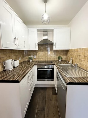 Apartment | Private kitchen | Fridge, microwave, oven, stovetop - London Stylish 1 Bedroom Apartment With Garden (London)