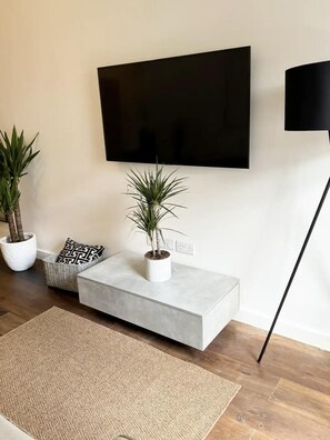 Apartment | Living area - London Stylish 1 Bedroom Apartment With Garden (London)