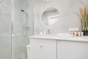 Dusche, Haartrockner, Handtücher, Shampoo