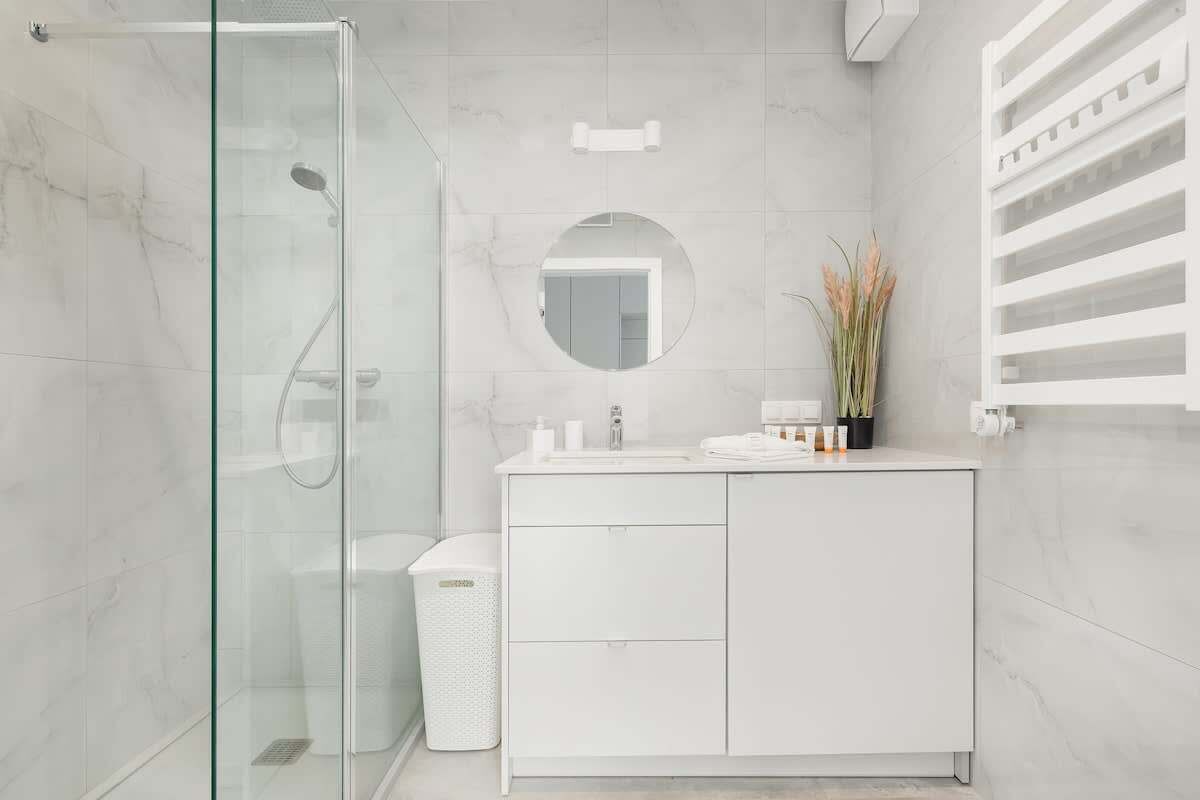 Dusche, Haartrockner, Handtücher, Shampoo