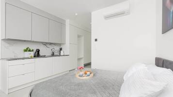 Tabla de planchar con plancha, wifi y ropa de cama