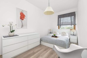 2 dormitorios, escritorio, tabla de planchar con plancha y cuna de viaje