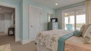 5 bedrooms, desk, iron/ironing board, travel crib