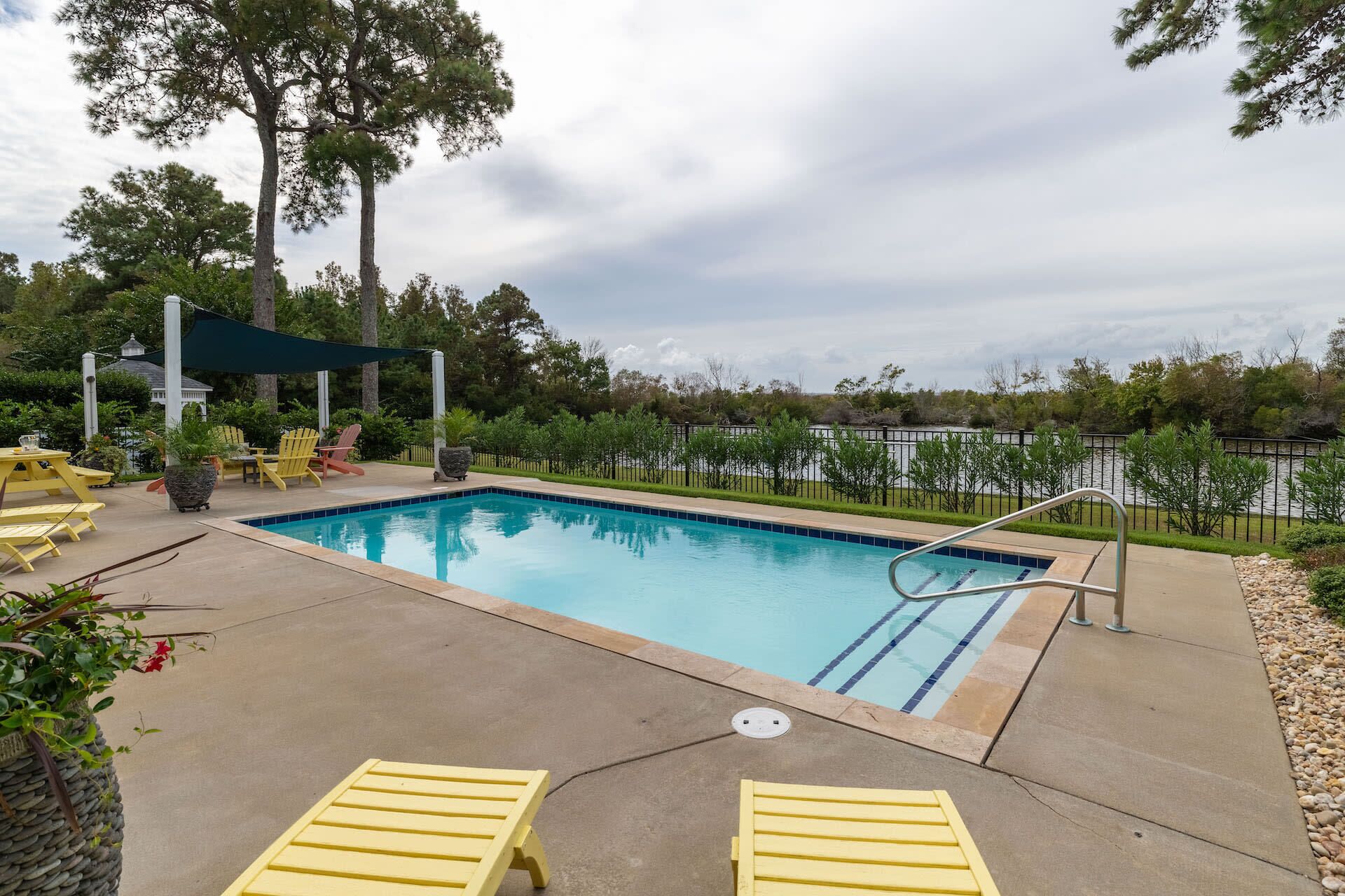 من حمّامات السباحة المغطاة