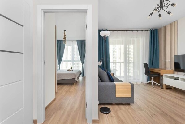 1 habitación, escritorio, tabla de planchar con plancha y wifi 