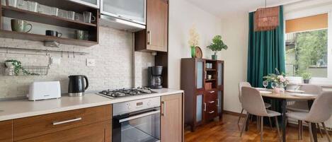 Fridge, microwave, oven, stovetop