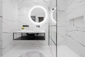 Een douche, een haardroger, handdoeken, shampoo